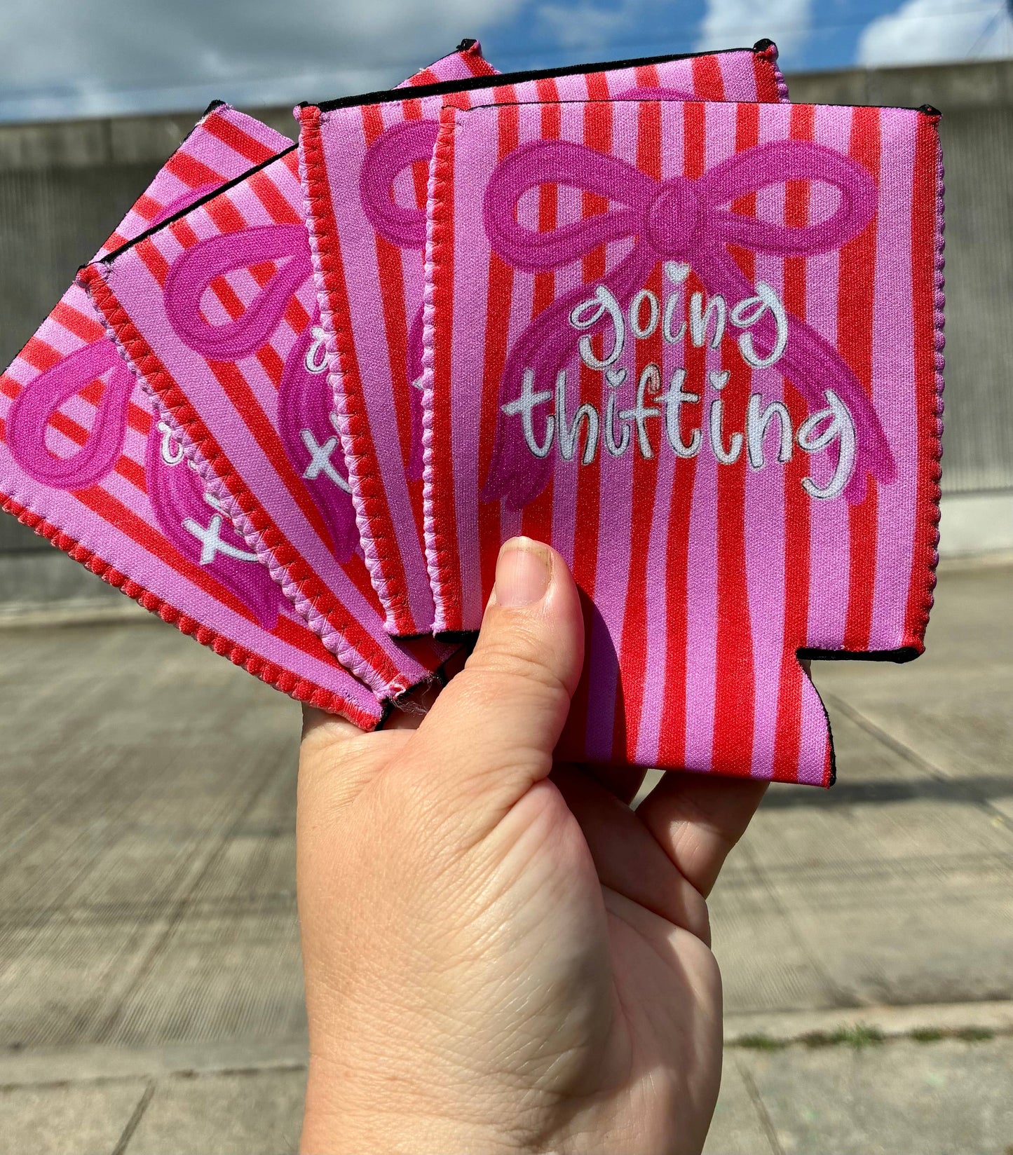 Going thrifting bow can koozie