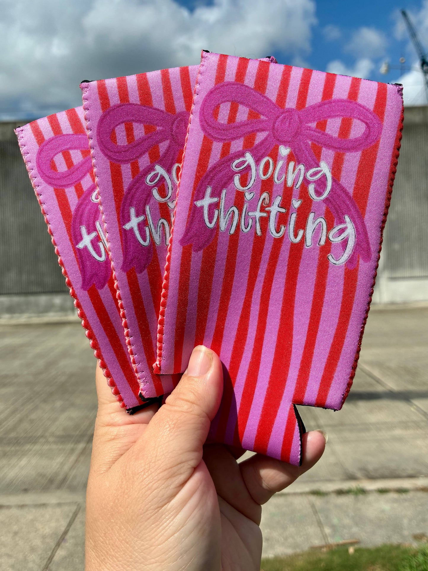 Going thrifting bow can koozie